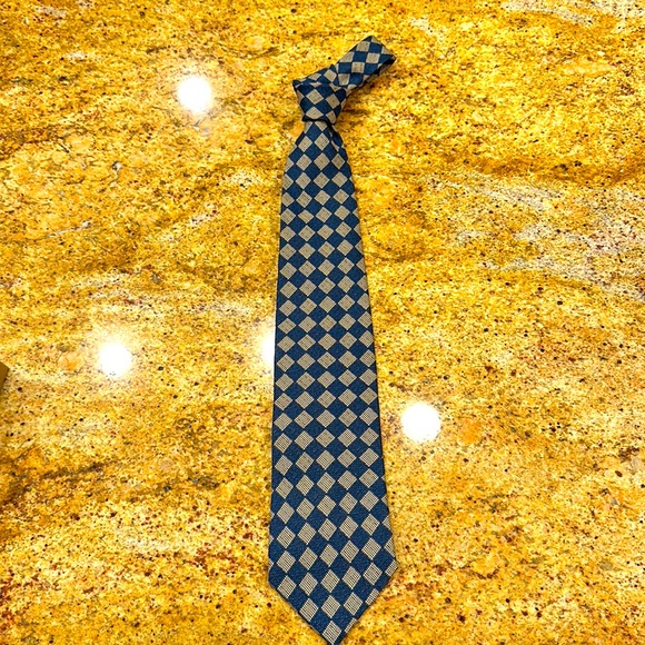 PAUL FREDRICK SILK HAND TAILORED TIE WITH NAVY, YELLOW AND RED. MADE IN THE USA - Picture 1 of 6